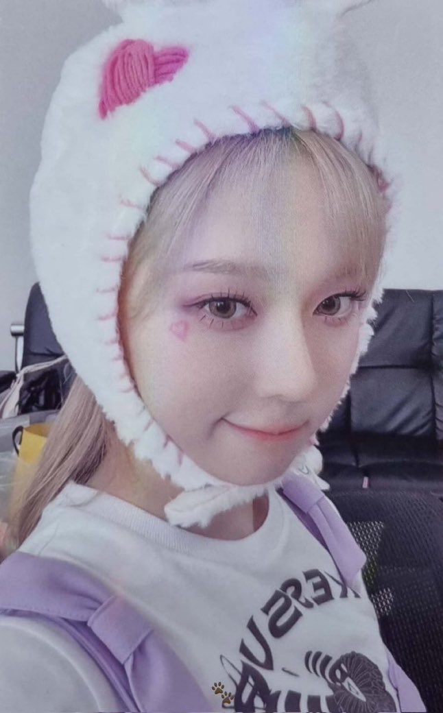 iconicphotocard's tweet photo. 1518. aespa Girls Hottracks Benefit Winter Photocard https://t.co/Q1PHdpeE0t