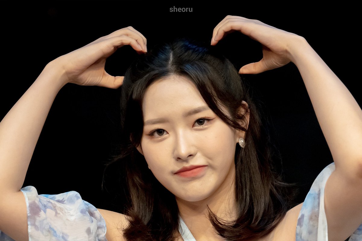 sheoru's tweet photo. 220708 Knpops Fansign
#LOONA #OliviaHye #이달의소녀 #올리비아혜 https://t.co/UmpAcNeHuo