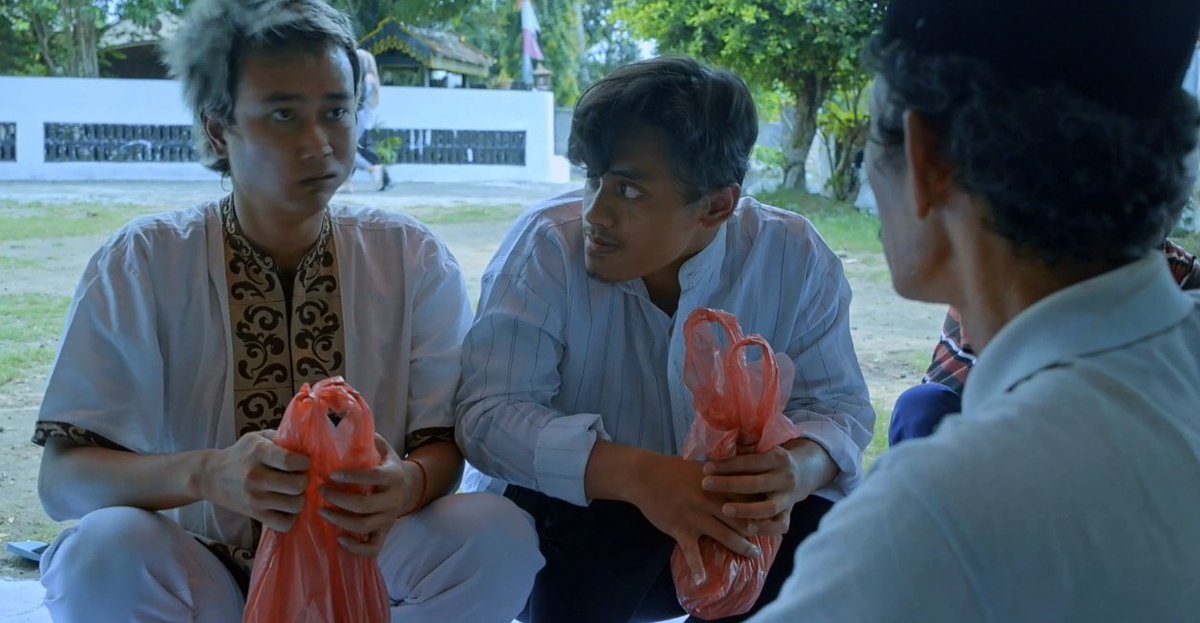 TarizSolis's tweet photo. Nggak banyak film Indonesia yg menyoroti perayaan Idul Adha. Salah satu yg bagus adalah film pendek berjudul 'Shohibul' ini. 

Berdurasi 10 menit, film ini nyeritain dua pemuda yg berdebat saat diminta mengantar daging kurban buat warga beragama Hindu.

👉 https://t.co/WAS20pxdiK https://t.co/cMiJLLpLeU