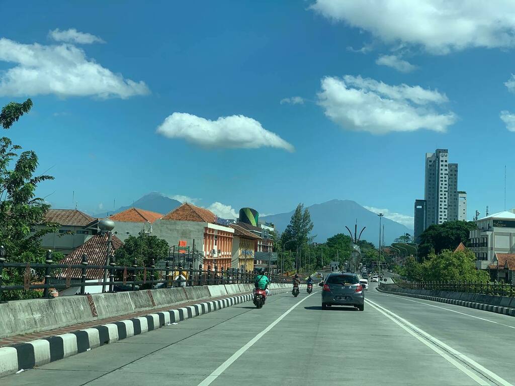 ingesantoso's tweet image. Hari super cerah dan udara bersih.
Gunung Merapi dan Merbabu di kejauhan terlihat jelas.

#keliling instagr.am/p/CfxtONWvUkX/