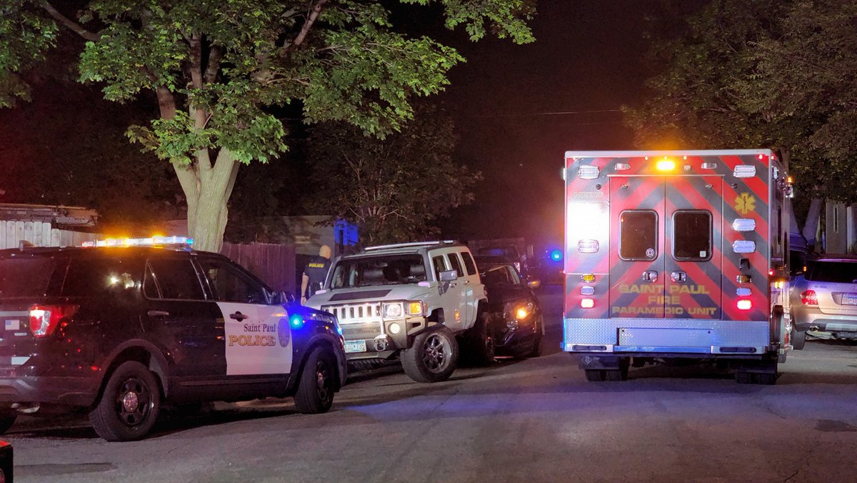 CapTransparency's tweet image. St Paul Winnipeg and Park accident with injuries car vs parked car.