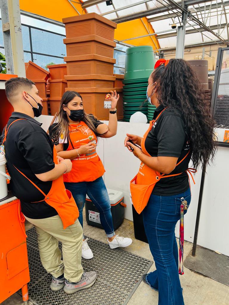 TainaMarie7's tweet photo. Durante el día de hoy, aportando en el Desarrollo de PA Nichole, estuvimos compartiendo nuestro conocimiento de PRO con los Asociados al rededor de la tienda en un Info Day sobre el Text2Confirm !!! 🔥🧡🛠🔩💳
#InfoDay #Team6401 #PRO #D42 #Text2Confirm #ProXtra #PA #PRODS https://t.co/b7DmV48S9d