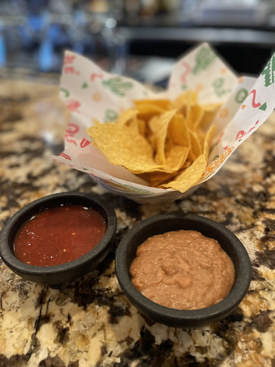 savoryseekers's tweet photo. what’s a Friday without the happy hour? 
#doingfridayright https://t.co/batGc5coXZ