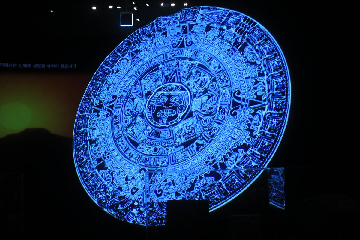 트친들 아시겠어요? 국중박 아스테카 전을 꼭 가기로 약속해요
이건 내가 찍은 마법진...이 아니고 태양의 돌