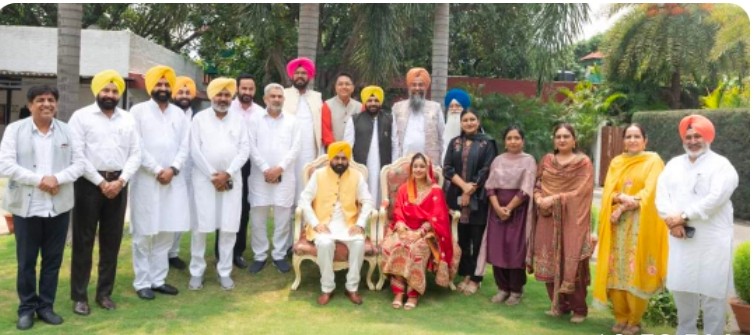 royalpatiala's tweet photo. Newly married @CMOPb @BhagwantMann hosted a tea party for his cabinet colleagues at his official residence
#BhagwantmannMarriage #BhagwantMannWedding #BhagwantMann #gurmann #GurpreetKaur #PunjabCM #Punjab https://t.co/sRz380nhJD