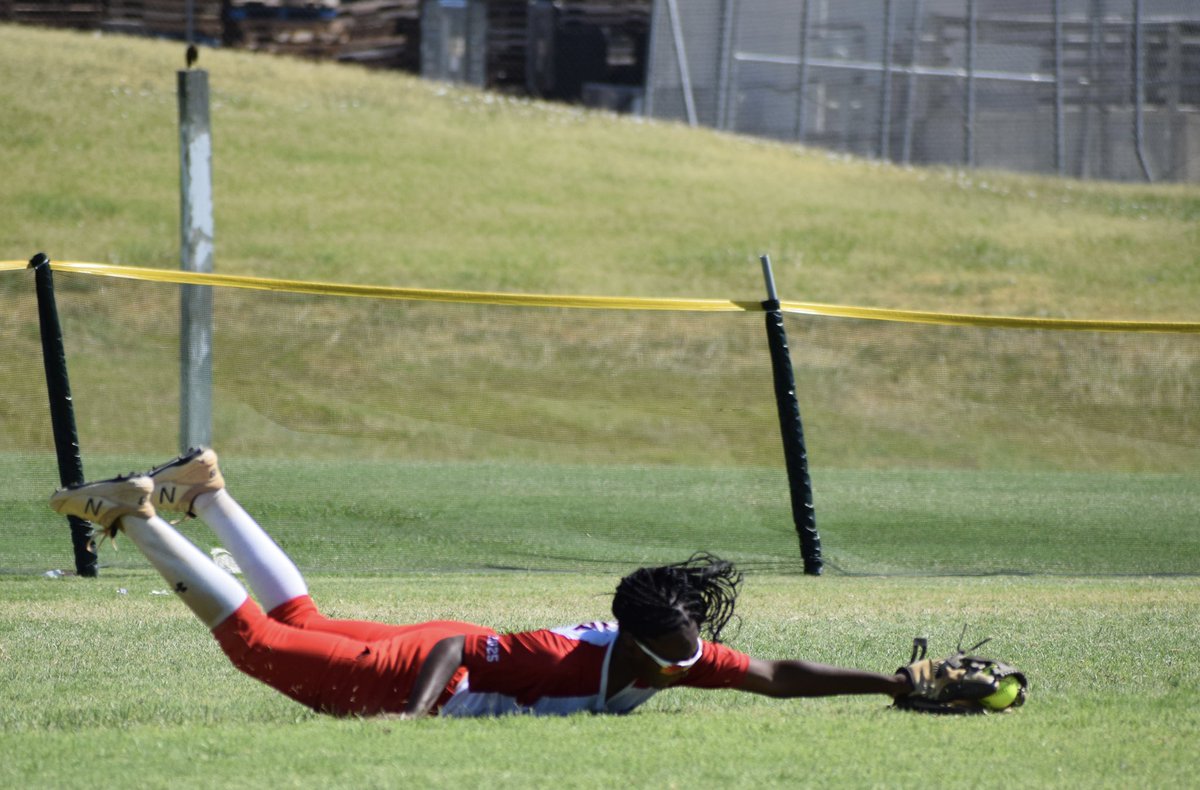 briwilliams940's tweet photo. It wasnβt my day today, but I was able to bounce back from dropping a fly ball over the fence for a HR in G2 to robbing a HR while crashing over the fence in G3. Back at it tomorrow morning w/ my squad! #titans07 #bebetter #nocatch https://t.co/wk2Fipnd4H