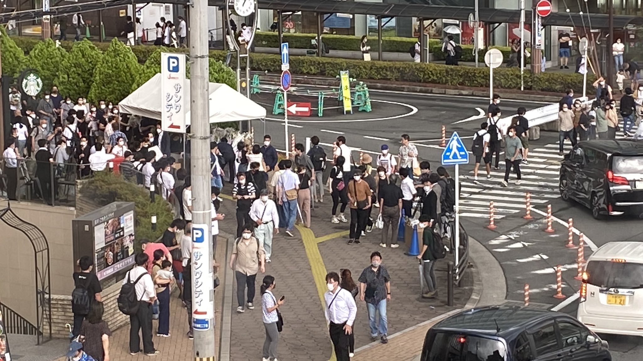 のりこ 献花台にたくさんの方が来られていますね 大和西大寺駅構内のお花屋さんも すごい列になっていて お花も入荷された側から すぐに無くなる状況です 献花に来られる予定の方は ご自宅近くで買って来られることをおすすめします T Co
