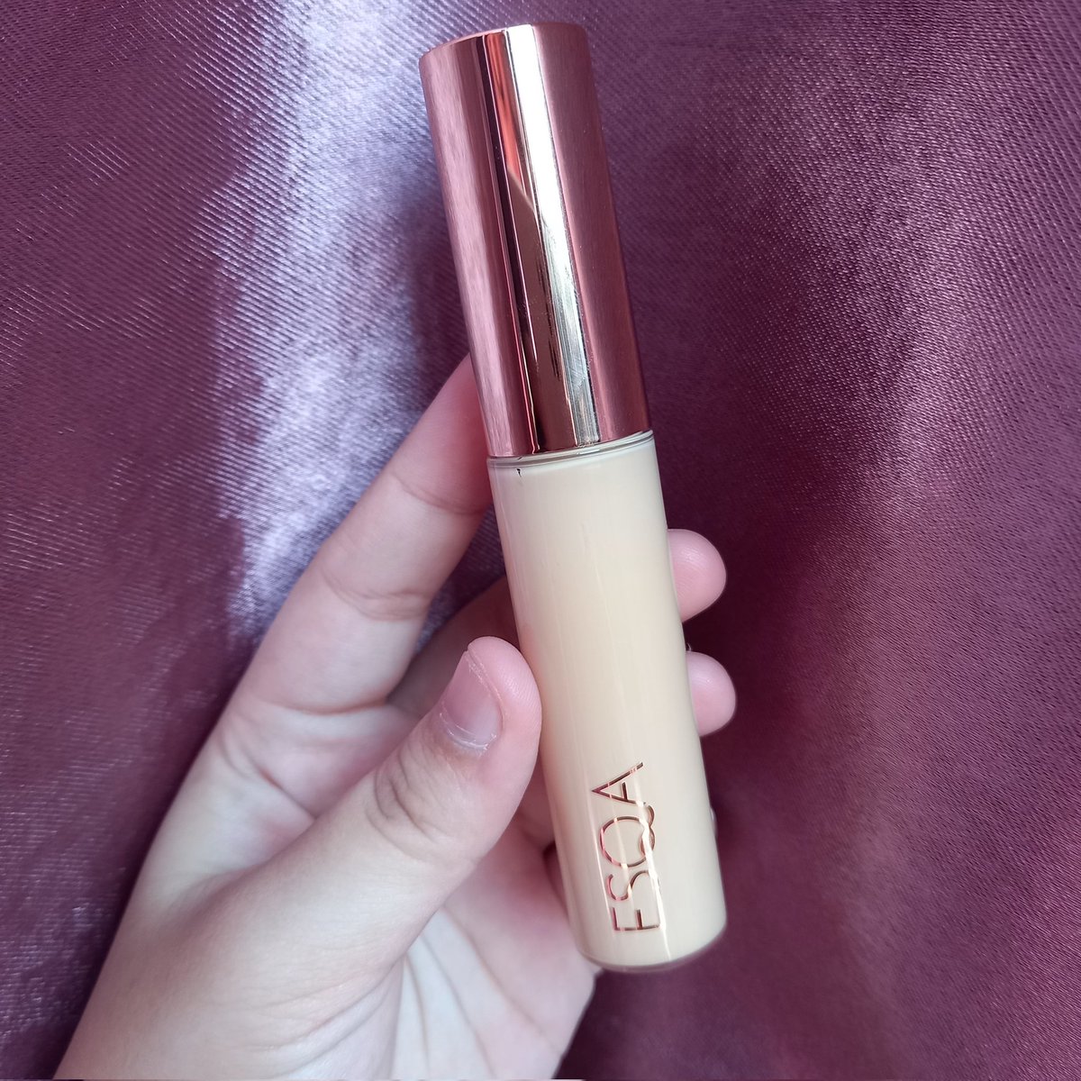 vousmevoue's tweet photo. 2️⃣esqa concealer in custard

bagus bgtt ini concealer, long lasting, ga gampang creasing dan ngecrack, high coverage. teksturnya creamy tp GAMPANG bgt diblend. range shadenya jg luas. aplikator besar gtuu jd sekali ambil dpt byk produknya. cintak!❤️

link: https://t.co/9FbhUDr7wP https://t.co/6Sjui22NUl