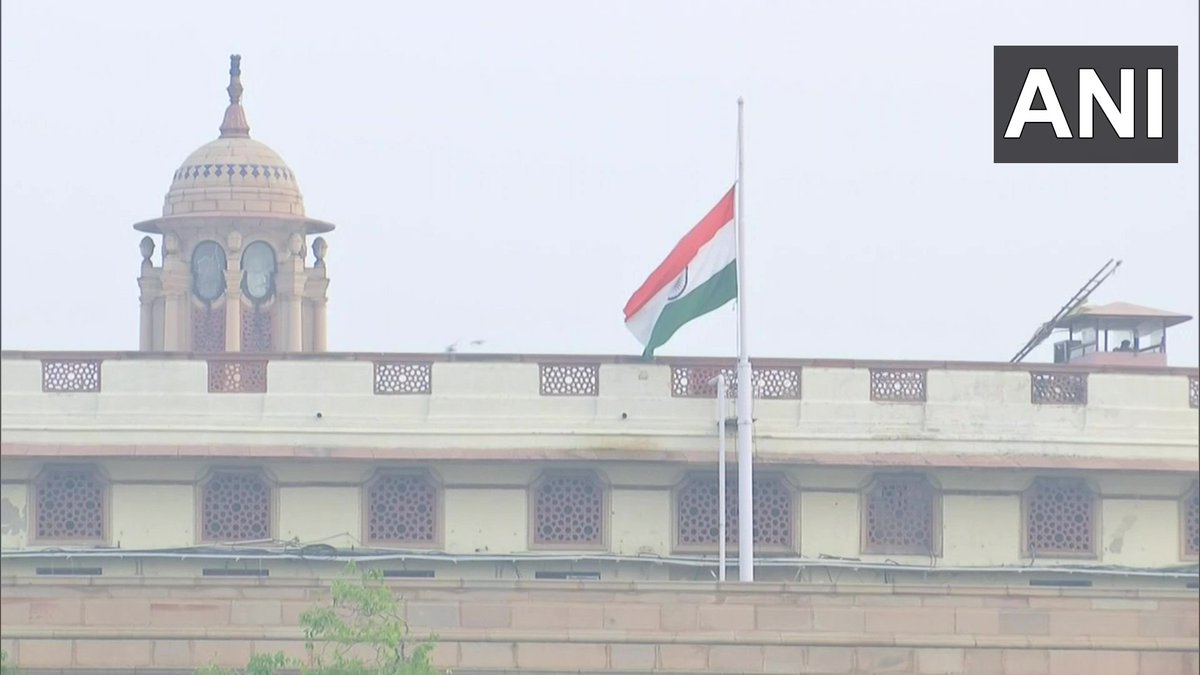 IndiaNews_itv's tweet photo. Delhi :  राष्ट्रपति भवन और संसद में राष्ट्रीय ध्वज आधा झुका, क्योंकि पूर्व जापानी पीएम शिंजो आबे के सम्मान में एक दिन का राजकीय शोक मनाया जा रहा है, कल हुई थी शोक की घोषणा। 

#Delhi #ShinzoAbe #dead #mourning #indGov #flagdown
(Pic ANI) https://t.co/gP5X8aHylY