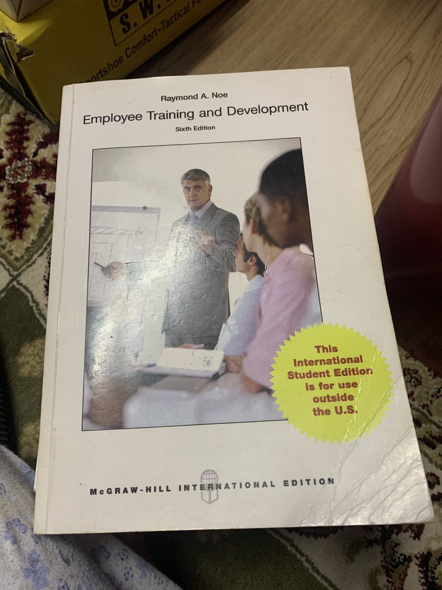SyazwinaAziz's tweet photo. Semua ni pun nak bgi je for free . Buku employee training n development tu sahaja yg fotostat . Lain semua original . @HURES_KBM  helpp 😬 https://t.co/5vSih2ArE4