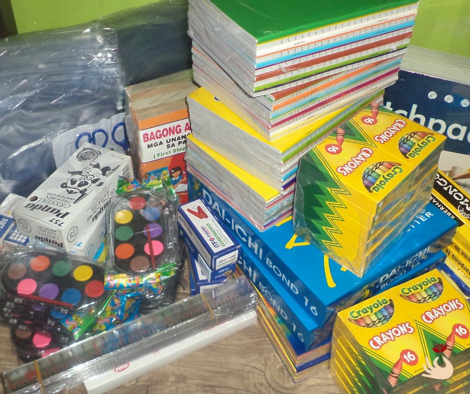 project_KAPWA's tweet photo. Noong Lunes, ika-4 ng July 2022, tumaya ang mga miyembro ng Project KAPWA upang mamili ng mga school supplies na gagamitin para sa unang community action nito na naglalayong mapuna ang kakulangan sa edukasyon ng kabataan na siyang nakitang pangunahing suliranin ng mga... 1/n https://t.co/J2dMLeFApx