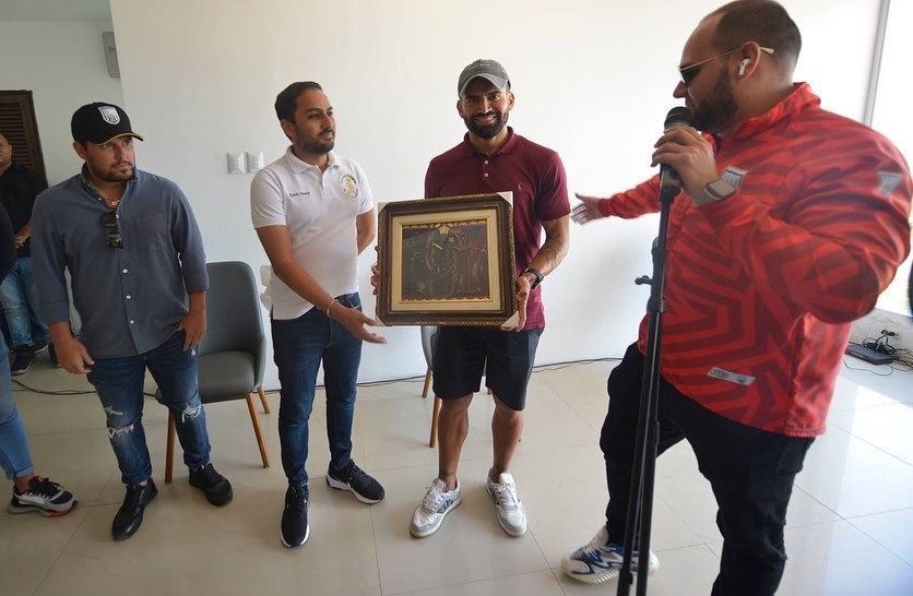 Galiciaj's tweet photo. Oído al tambor. El capitán de nuestra selección Vinotinto @TomasRincon5 visitó el Zulia y estuvo en las instalaciones del @RayoDvo donde compartió con más de 200 chamos en la cancha alterna sobre sus experiencias en el fútbol profesional venezolano e internacional. https://t.co/OBnldDDWKH