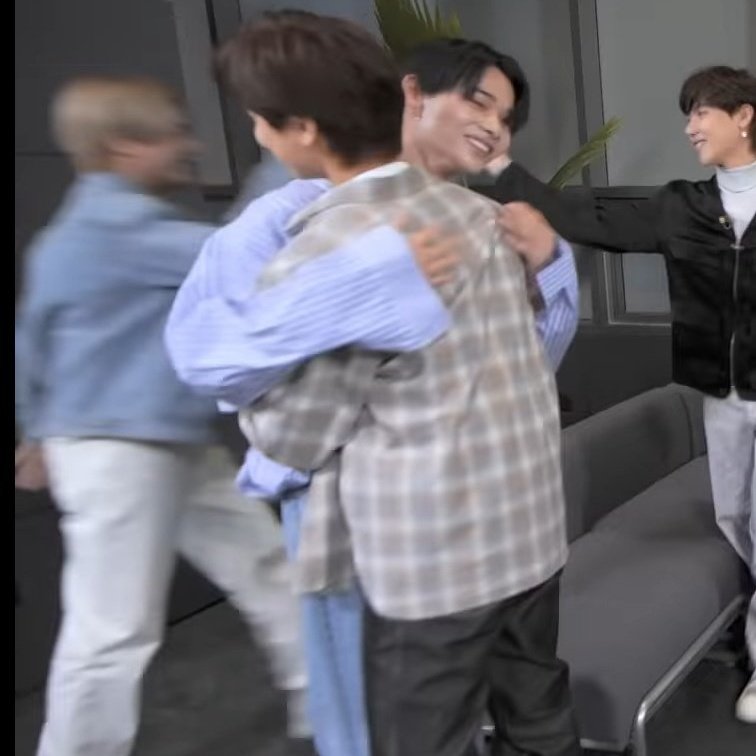 ni-ki e taki cresceram juntos no i-land, melhoram seu coreano juntos e agora ambos são idols e se depois de 2 anos se encontram novamente 🥺

2020                                              2022