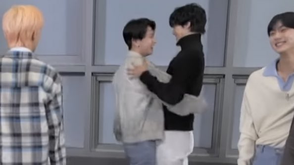 woneydew's tweet photo. jay and k’s hug is so wholesome 😭 https://t.co/3Zl2QIeykX