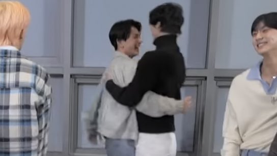 woneydew's tweet photo. jay and k’s hug is so wholesome 😭 https://t.co/3Zl2QIeykX