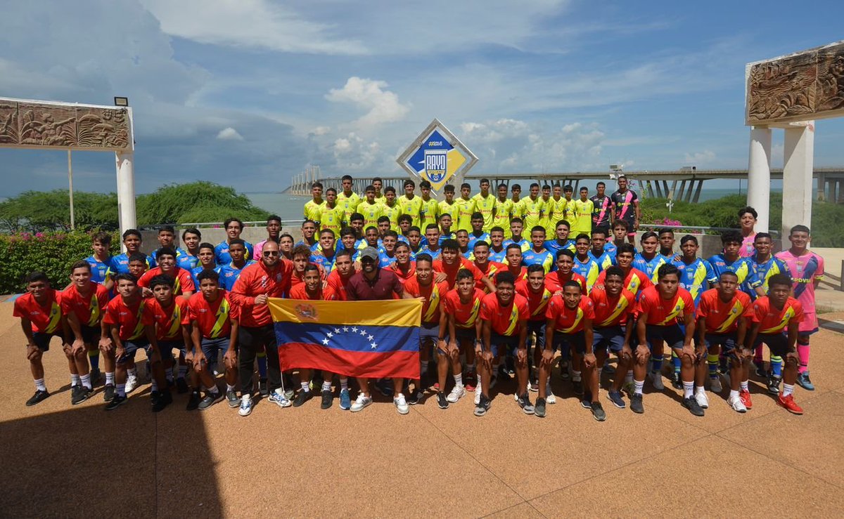 Galiciaj's tweet photo. Oído al tambor. El capitán de nuestra selección Vinotinto @TomasRincon5 visitó el Zulia y estuvo en las instalaciones del @RayoDvo donde compartió con más de 200 chamos en la cancha alterna sobre sus experiencias en el fútbol profesional venezolano e internacional. https://t.co/OBnldDDWKH