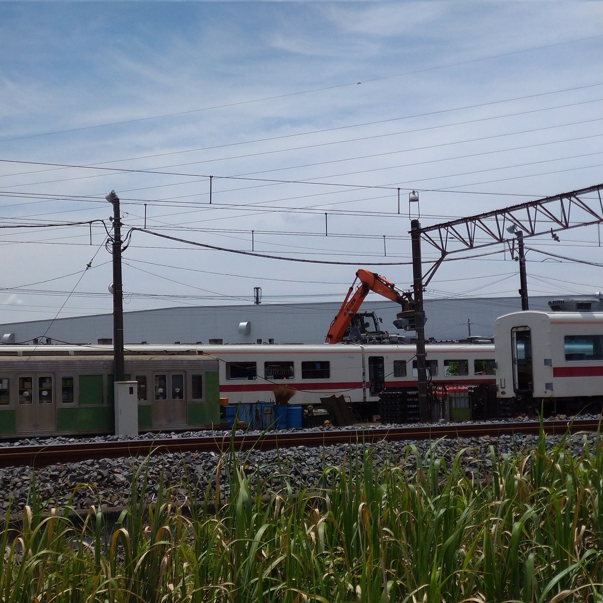 masasi0926's tweet photo. 東武鉄道350系353F 解体入線から早くも353-3，353-4はクーラーなど外され重機で解体する感じに、、350系もと1800系旧両毛号は全車解体に😭　#東武鉄道　#353F #旧1800系　#全車解体 https://t.co/Pqb3x7M3Sy
