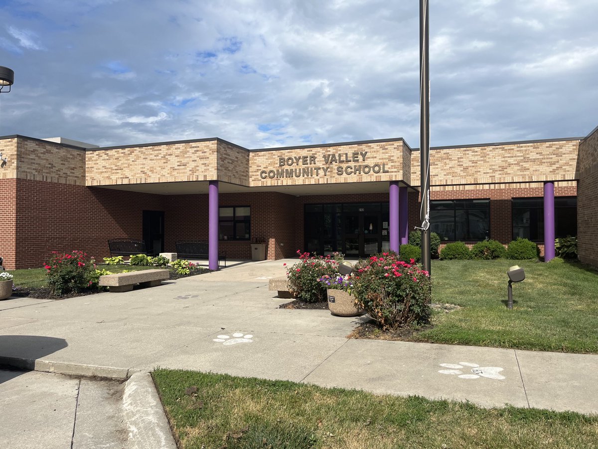 FrohlichScott's tweet photo. Thanks for an exciting first week at Boyer Valley Community School! I met a lot of great people!😀 Thank you, Dow City, for the friendly welcome to your community and the gift bag left in my office. Looking forward to a great school year, "Go Bulldogs!" https://t.co/ccEnMfMMiX