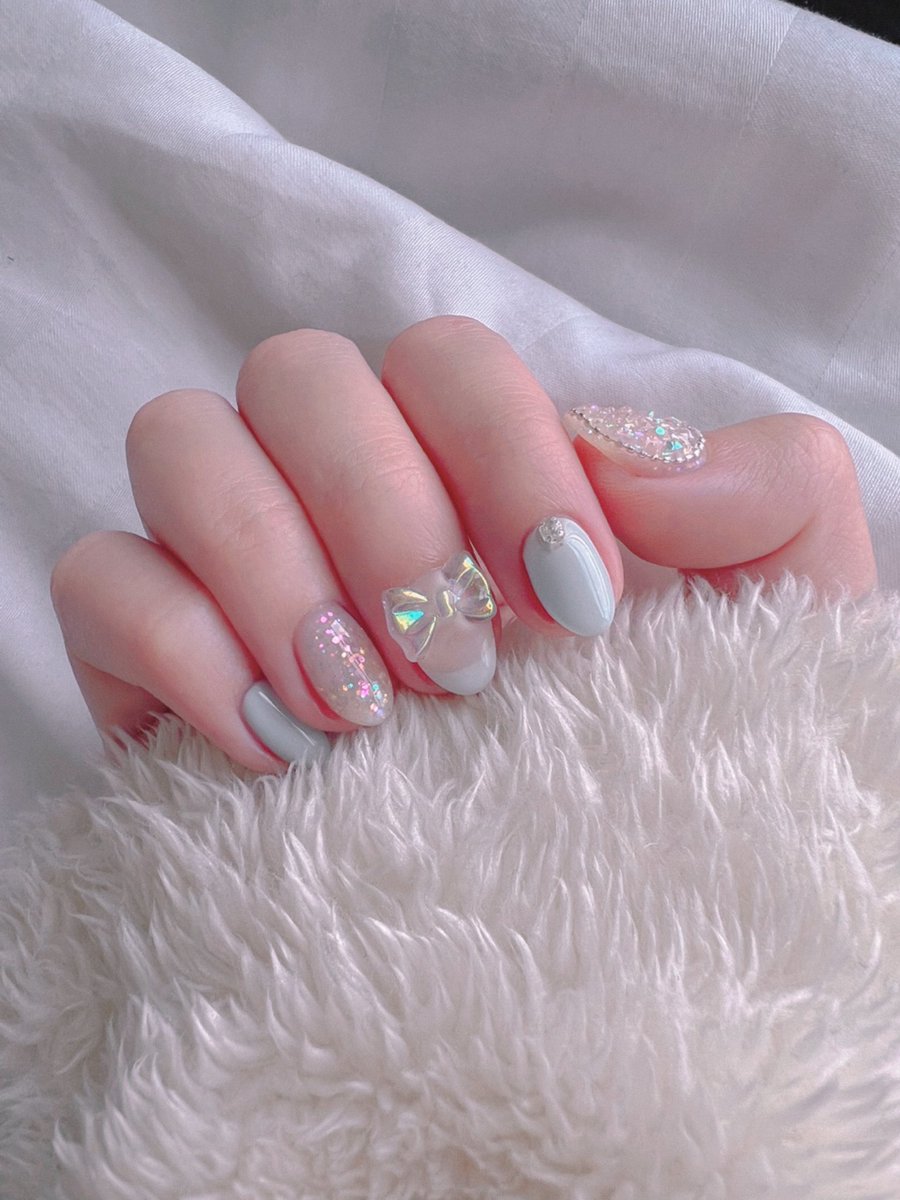「got my nails done!!! 🥰🤍🎀 」|nynne ☁️のイラスト