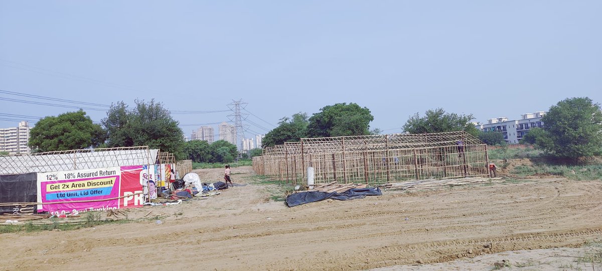 agoa70ggn's tweet photo. @DC_Gurugram @cmohry @nishantyadavIAS @mlkhattar @rakeshdaultabad @MunCorpGurugram 

Illegal jhuggies of Banjara market getting constructed in Sec 70. How can this happen under your nose in broad daylight? Serious security threat to all residents of @agoa70ggn https://t.co/RzNpOasFZD