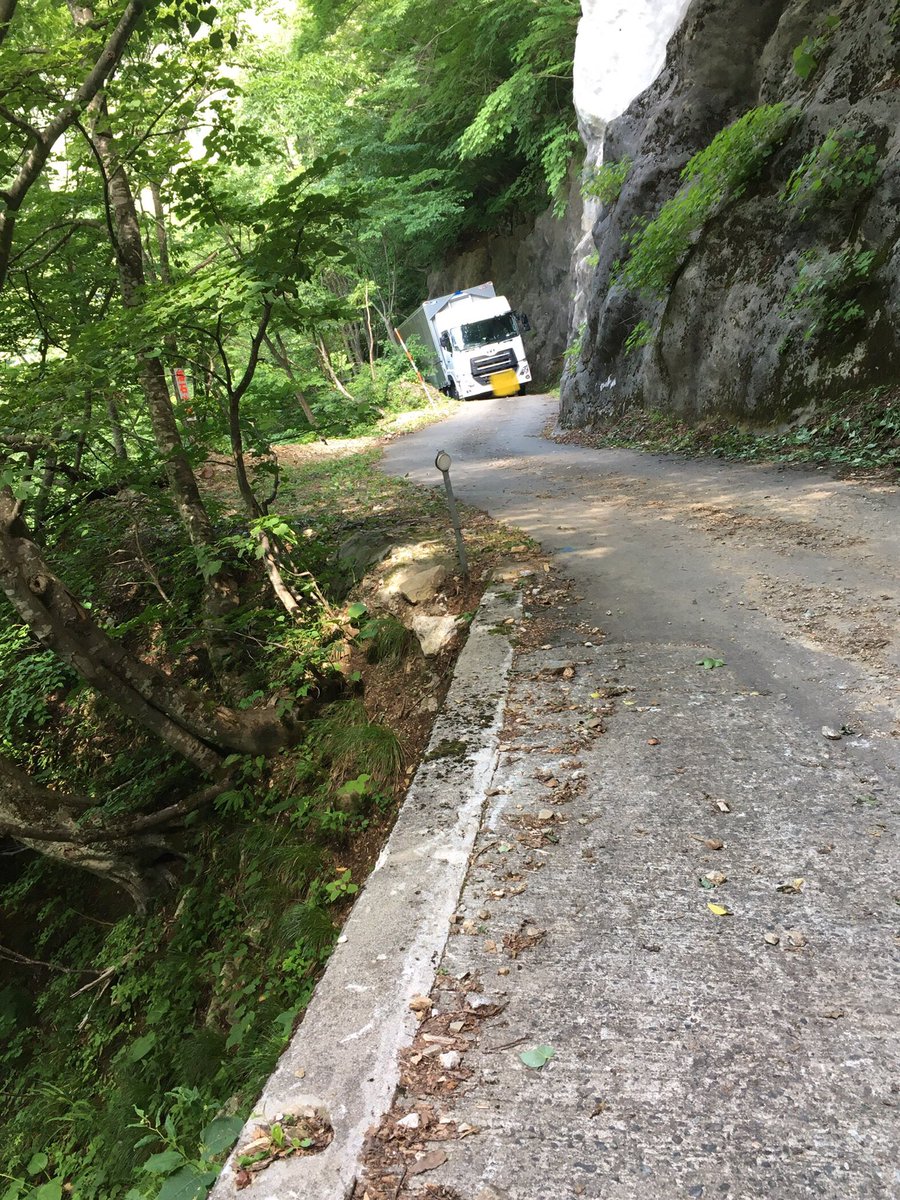hirokun_shisho's tweet image. 酷道471号・472号は、トラックが脱輪して動けなっており、富山県⇄岐阜県の通り抜けが不能です…(汗)。