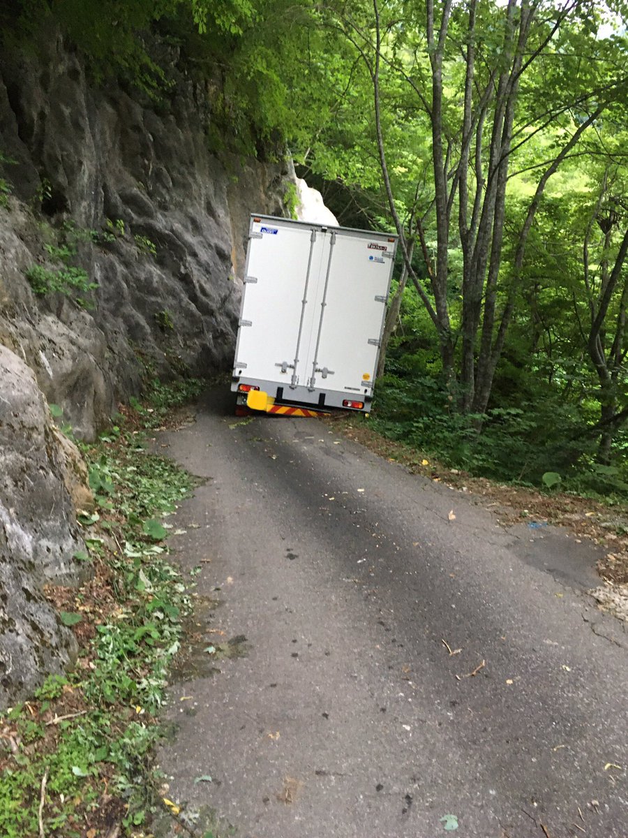 hirokun_shisho's tweet image. 酷道471号・472号は、トラックが脱輪して動けなっており、富山県⇄岐阜県の通り抜けが不能です…(汗)。