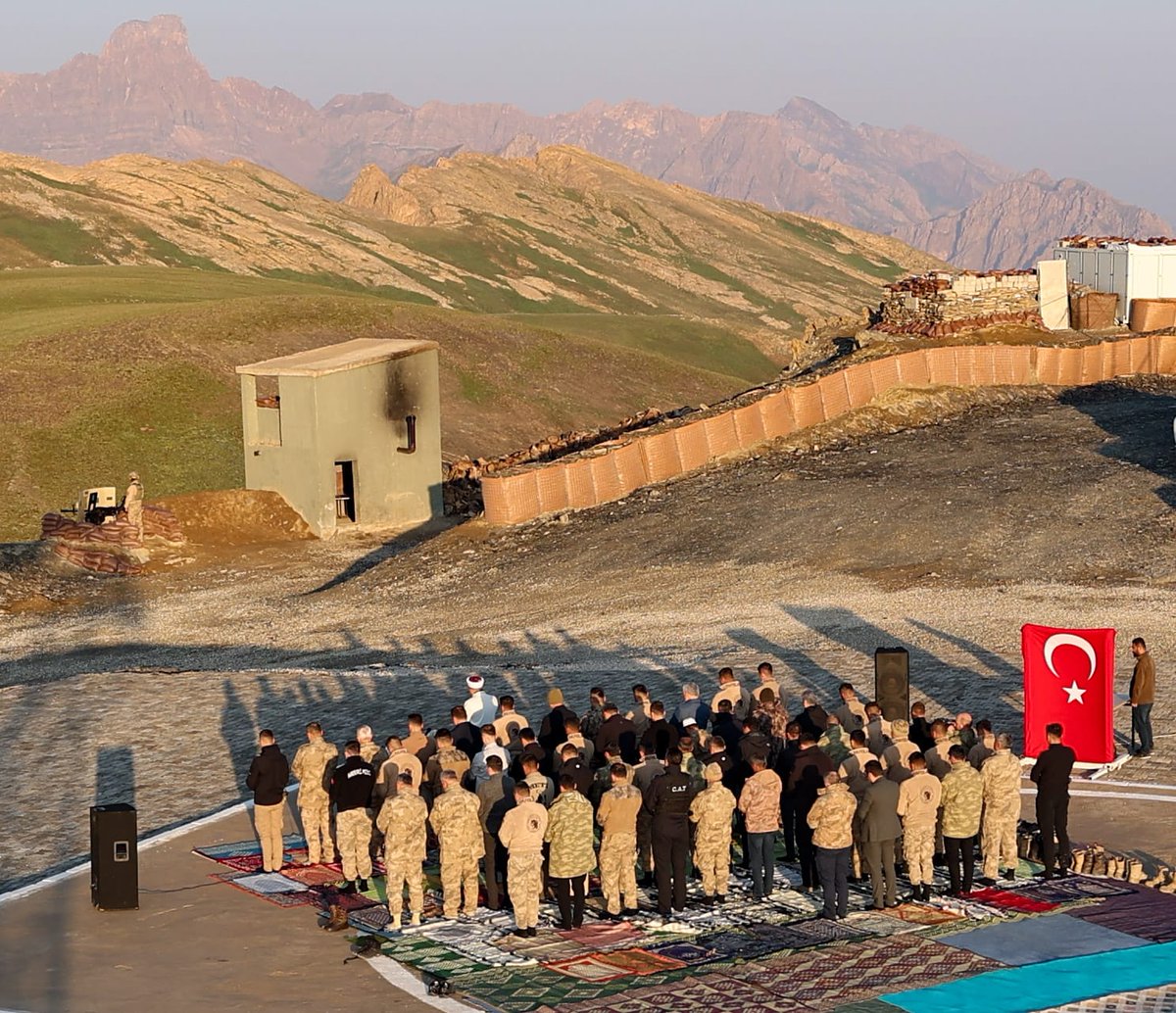 suleymansoylu's tweet photo. #KurbanBayramı'mız mübarek olsun...

3352 rakımda, Hakkari Yüksekova Varkavik Tepe Üs Bölgesi'nde, kahraman evlatlarımızla bayramlaşıyoruz 🇹🇷 https://t.co/dqXeKAz8d4