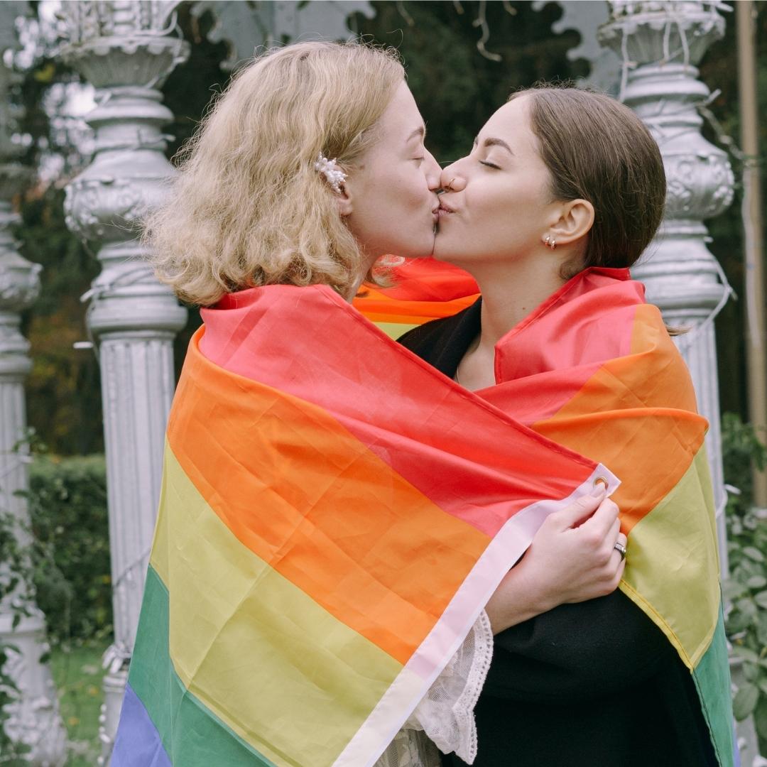 PrideMode's tweet photo. 🌈¡#Orgullo nunca se detiene!
¡Hoy es el #DíadelaVisibilidadLésbica de Chile!
¡Un saludo a nuestra comunidad #lesbiana Chilena y #lesbianas en todo el mundo!🧡🤍💖

#visibilidadlesbica #lesbianvisibility #orgullolesbico #lesbianpride #sapphic #pride2022 #LGBTQ #PrideModeFan https://t.co/lccgkrqR3f