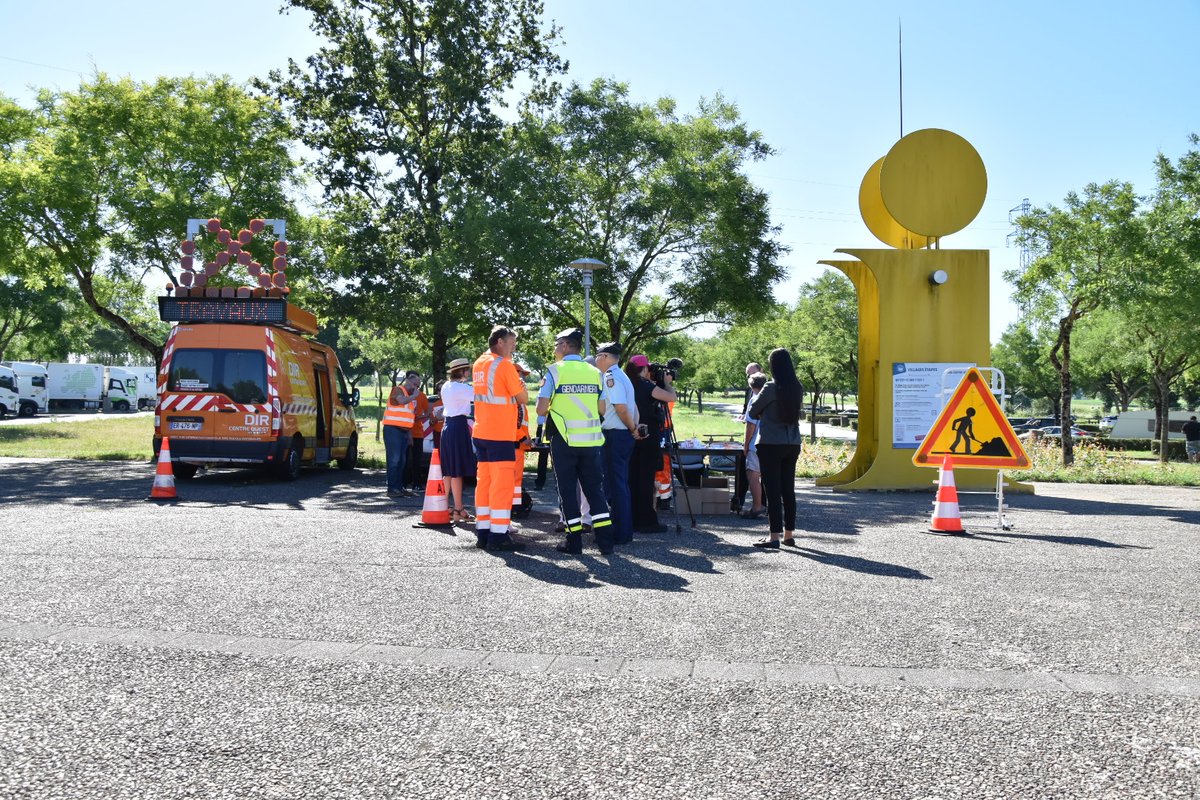 Prefet87's tweet photo. #SécuritéRoutière 🚧 | Sur la route des vacances, #ÉcartezLeDanger : soyez attentifs aux agents des routes.

🛣 Sur l'aire de Briance-Ligoure, opération de sensibilisation à destination des usagers de la route pour adopter les bons comportements et ainsi sauver des vies. (1/2) https://t.co/AfIf4O5vpA