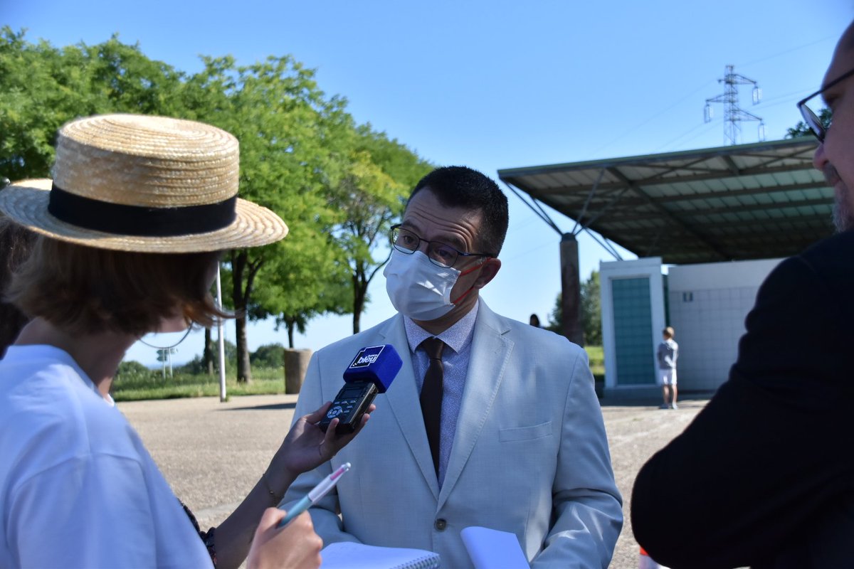 Prefet87's tweet photo. #SécuritéRoutière 🚧 | Sébastien Brach, directeur de cabinet de la préfète de la #HauteVienne, et Olivier Jautzy, directeur interdépartemental des routes centre-ouest, étaient aux côtés des agents pour sensibiliser les usagers au respect des corridors de sécurité. (2/2) https://t.co/Krkyjm3DBL