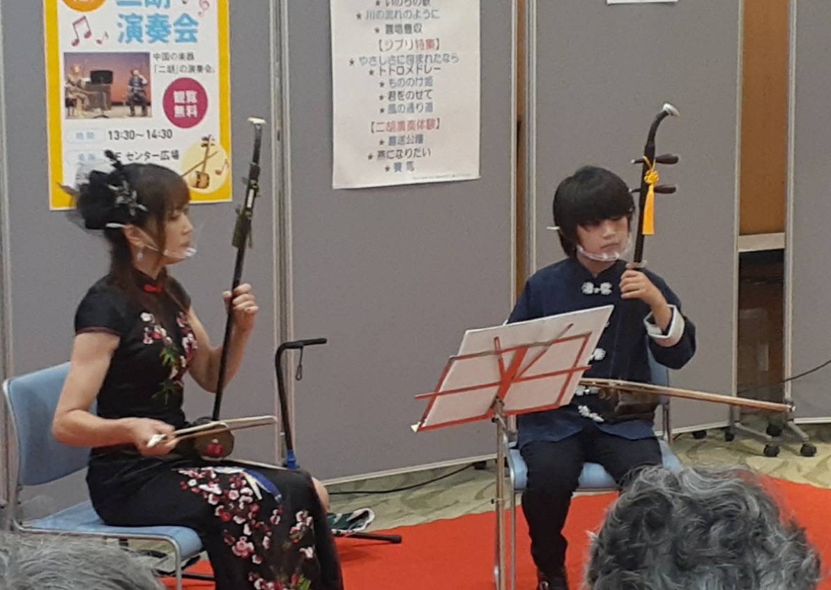 lalasanapyon's tweet photo. アクロスモールで
演奏終わりました(３時くらいに終わった😂)
来てくださった皆様ありがとうございました(*´∀｀*)
１７曲って大変😖💦
百人くらい聴いて下さった方がいました☺️嬉しい😃🎶
(ツイート奏空)
#SORAJASMINE
#二胡男子 
#ジャスミン二胡 
#アクロスモール https://t.co/qRkzyWgxi3