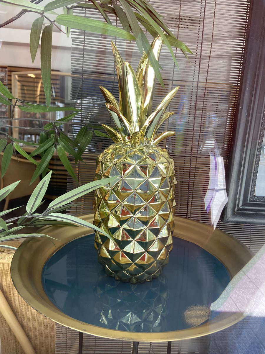 ChefPine_SPS's tweet photo. Pines, I know it’s just a matter of time until one (or more) of you show up at ChefPine‘s restaurant. Watch out for the golden pineapple once you enter. That is your table. That is OUR table 👨‍🍳🍍 @SecrtPineapple #secretpineapplesociety @TheRareRobot https://t.co/Ei2uTlip4p