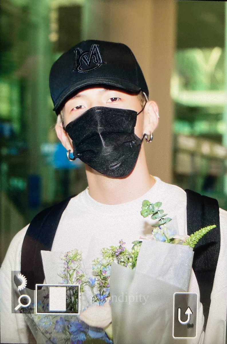 220709 ICN 입국

파리다녀온다고 고생했어..🫶🏻
#KARD #카드 #BM #김매튜
<a href="/KARD_Official/">KARD (카드)</a>