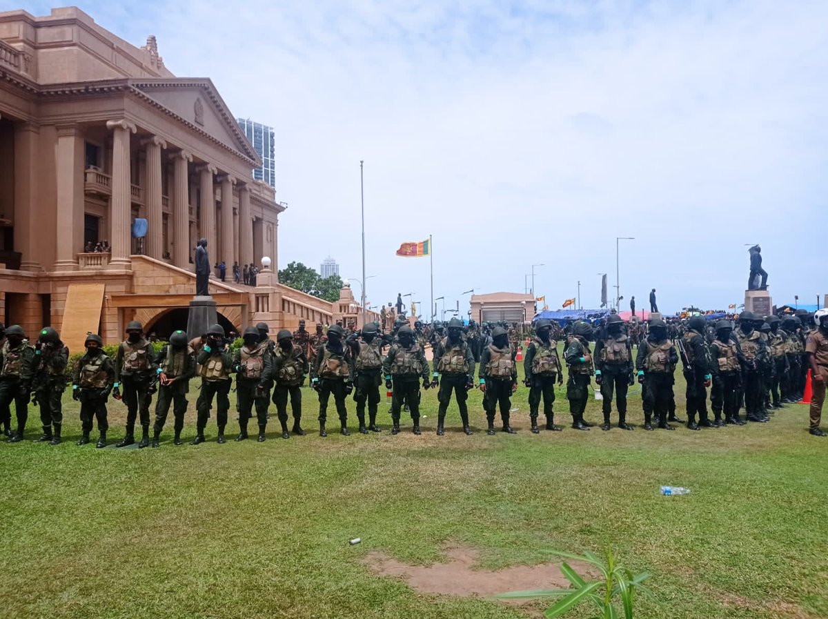 TamilGuardian's tweet photo. 🚨BREAKING - Sri Lankan President reportedly flees island as protesters storm presidential residence

https://t.co/PccWYo1sRi https://t.co/JRzxujvnAs