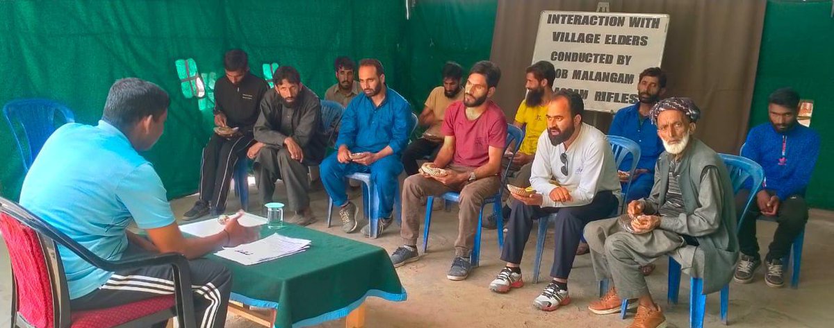 WularBattalion's tweet photo. An interaction with village elders was organised by Malangam Army Camp of #WularBattalion
#NayaKashmir
#ConstructiveEngagement https://t.co/5wyVxlDXf3