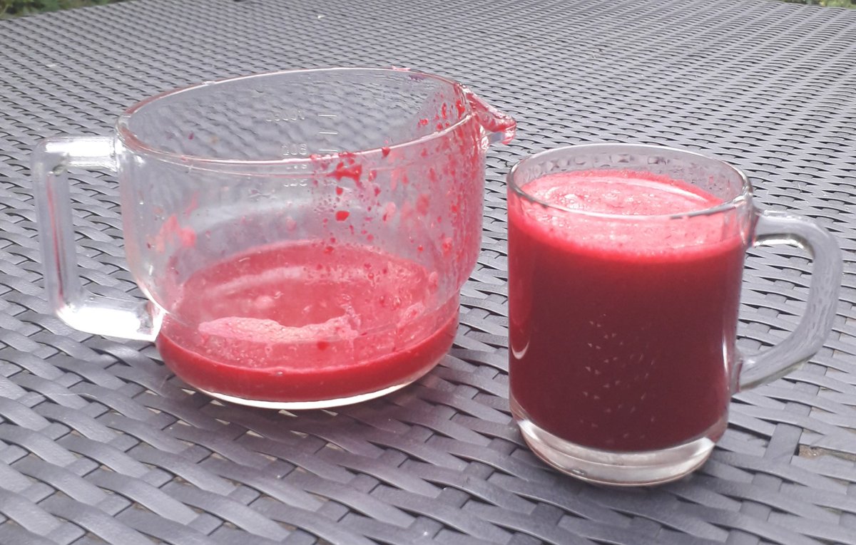 Chantal21X's tweet photo. And that's how I break my waterfast soon.
Ginger, beetroot، Turmeric and a few oranges.. all bio and fresh.. 😋😋
this is vampire food.. lol
healthy and yum
#fasting
#waterfast
#authophagy https://t.co/WqzEyEREkJ