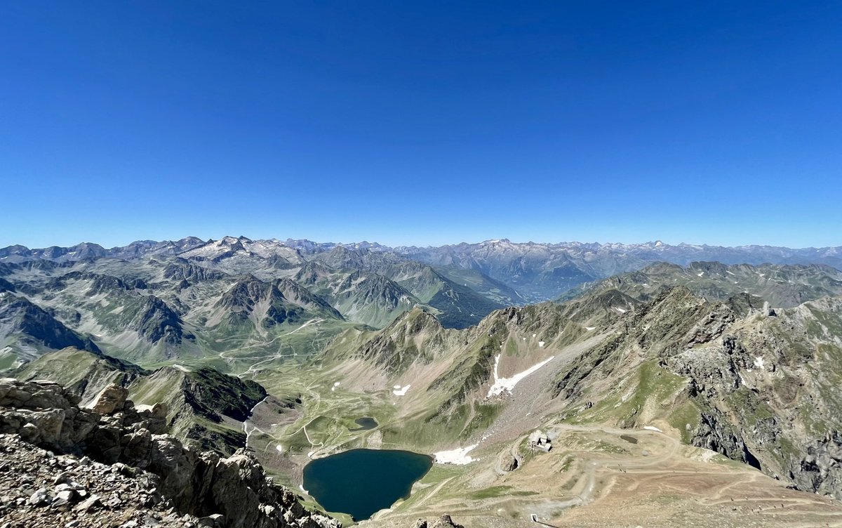 This view never gets old! Spending the  day at ⁦the mythical <a href="/PicduMidi/">Pic du Midi</a>⁩ observatory with survivors of the #coolstars21 frenzy!