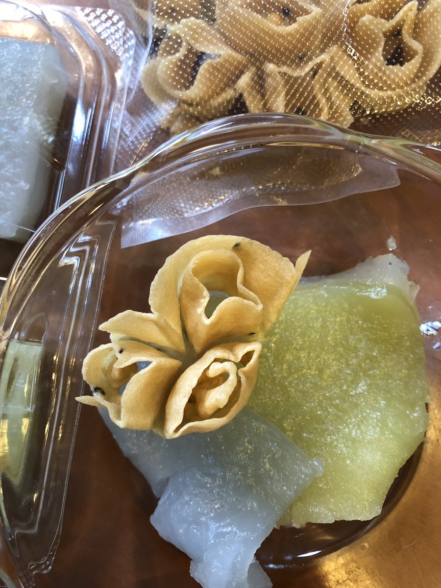 そして会場では、今日と明日限定のルークチュップの販売もあり、カノムチャンขนมชั้นとカノムドークジョークขนมดอกจอกを購入いたしました。他にも種類がありましたよ。
とても美味しかったです！
ありがとうございました😊

#Mii2galleryOsakawithThaiActors 
<a href="/THSP_JP/">🇹🇭ThaiActorSupportJapan🇯🇵</a>