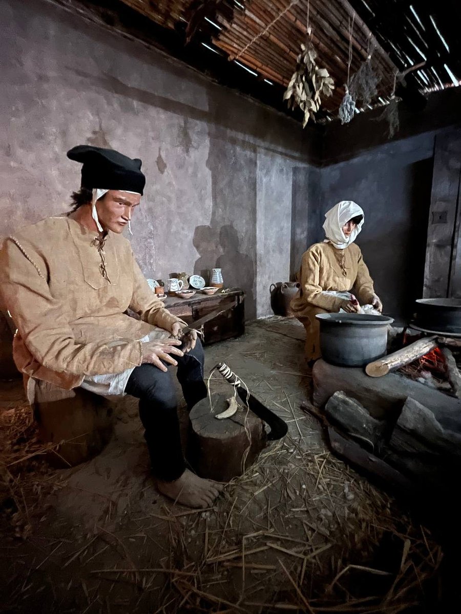MuseoBiddas's tweet photo. Dentro la loro casa i genitori di Gianuario, Mariano e Margherita, portano avanti le loro attività quotidiane. 
Venite a trovarci per scoprire la vita nel villaggio medievale di Geridu! 
#museo #museobiddas #sorso #cultura #turismo #vacanze #sardegna #estate #storia #sardegna https://t.co/QkjxSg9KfC