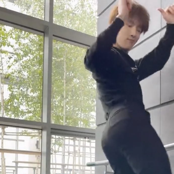 featdno's tweet photo. Dino's ass ITS BIG ITS BIG BROO https://t.co/LYBMbiu6MJ
