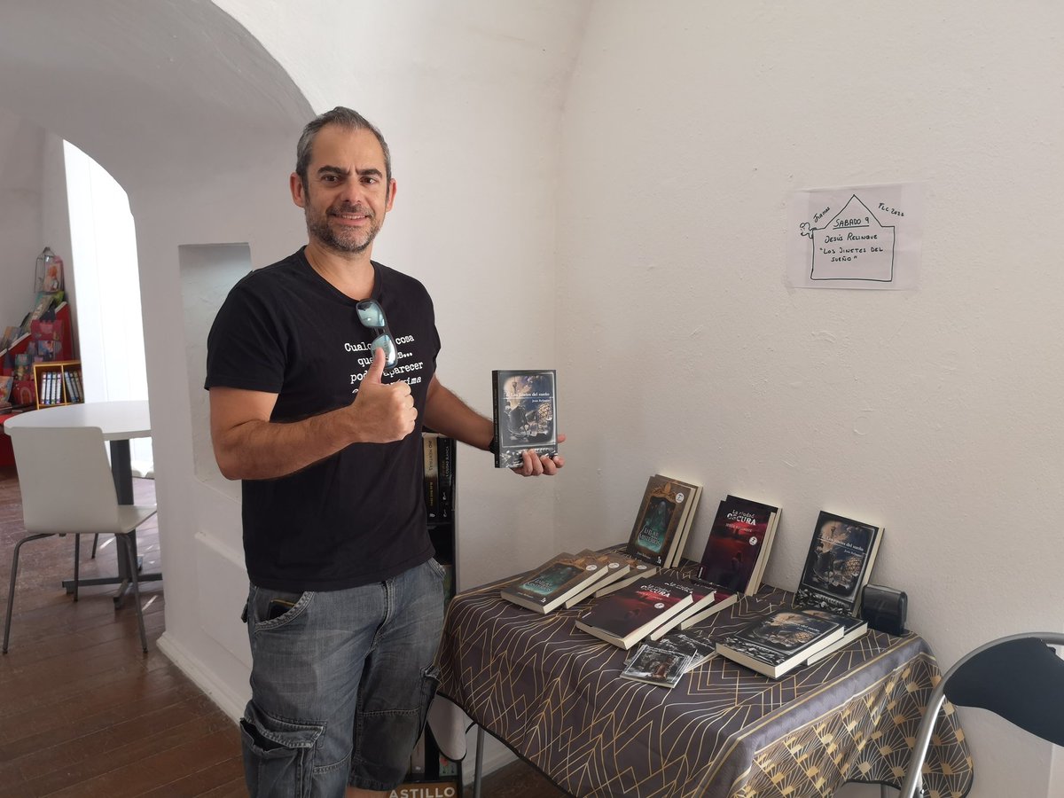 Laratoneralibr's tweet photo. Jesús Relinque Pedja @jesusrelinquepedja os está esperando en nuestra casamata de la Feria del Libro Cádiz para hablaros y dedicaros alguno de sus libros.
Pasaros un rato que el chaval lo agradece 🤪🐭
#flc #flcadiz #flcadiz22 #jesusrelinque #flc2022 https://t.co/ioia732GYg