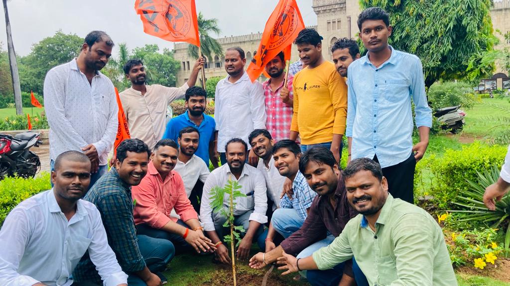 shiva_ou's tweet photo. *ABVP ఉస్మానియా యూనివర్సిటీ శాఖ ఆధ్వర్యంలో ABVP 74వ జాతీయ ఆవిర్భావ దినోత్సవం - జాతీయ విద్యార్థి దినోత్సవం సందర్భంగా ఆర్ట్స్ కళాశాల వద్ద ABVP జెండా ఎగరవేసి తదనంతరం వృక్షమిత్ర అభియాన్ లో భాగంగా మొక్కలు నాటడం జరిగింది.*SFDIndia#abvpvoice# https://t.co/xWYjxN9DU0