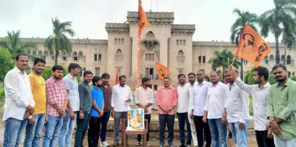 shiva_ou's tweet photo. *ABVP ఉస్మానియా యూనివర్సిటీ శాఖ ఆధ్వర్యంలో ABVP 74వ జాతీయ ఆవిర్భావ దినోత్సవం - జాతీయ విద్యార్థి దినోత్సవం సందర్భంగా ఆర్ట్స్ కళాశాల వద్ద ABVP జెండా ఎగరవేసి తదనంతరం వృక్షమిత్ర అభియాన్ లో భాగంగా మొక్కలు నాటడం జరిగింది.*SFDIndia#abvpvoice# https://t.co/xWYjxN9DU0
