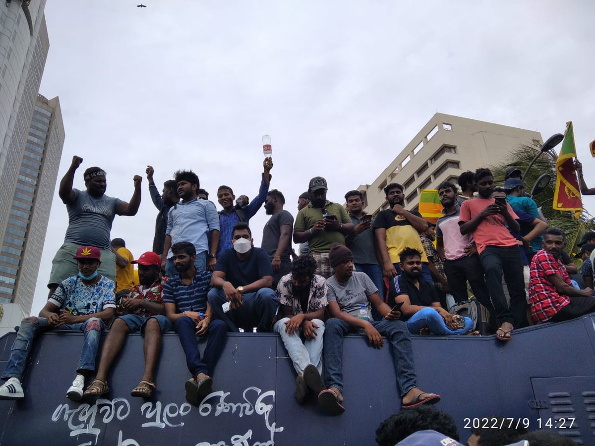 economynext's tweet photo. #SriLanka's #aragalaya protestors around the Presidential Secretariat. @RW_UNP held initial discussions with several party leaders. #ProtestLK #aragalaya #EconomicCrisisLK #CountryToColombo #GotaGoGama #OccupyGalleFace #GoHomeGota https://t.co/zutfJ5vCZ8