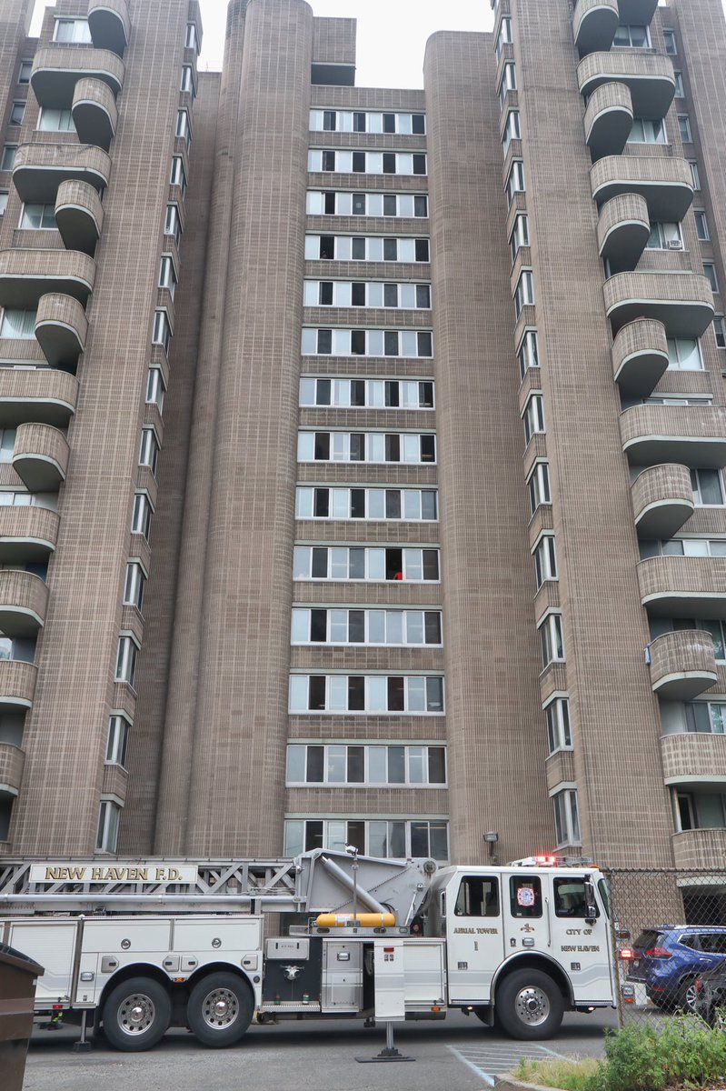 DJohnsonSig99's tweet photo. Truck-1 is dwarfed by the high-rise at 90 Park Street during a fire in New Haven on June 21 of 2022. https://t.co/6SsAKCQ8AT