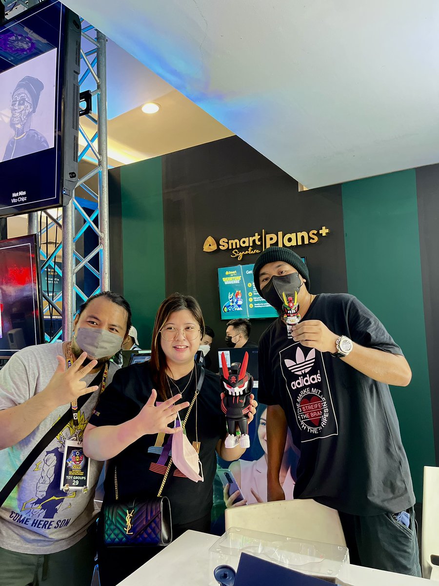 LiveSmart's tweet photo. Get your toys signed by the man himself @quicccs here in the Smart Signature Booth at Megatrade Hall. #SmartToyCon π https://t.co/4m6LYPgmlM
