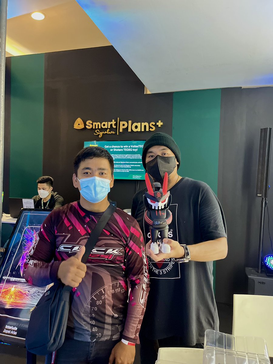LiveSmart's tweet photo. Get your toys signed by the man himself @quicccs here in the Smart Signature Booth at Megatrade Hall. #SmartToyCon π https://t.co/4m6LYPgmlM