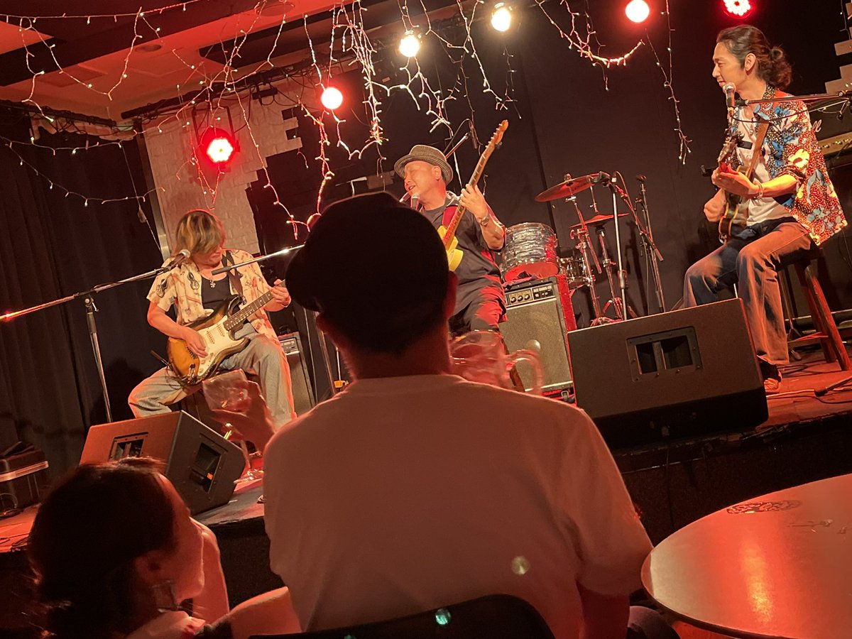 mikebuchi's tweet photo. かしもとさんの好きを詰め込んだゲスト陣。もう音の説得力がハンパないですなー

今回は前夜祭なので、全員よしので聴けるわけで、本当に贅沢な企画だなーと(〃'▽'〃)

#片山新介
#3Bones
#阪井誠一郎
#LIKALIFE https://t.co/Ozmop1xWPg
