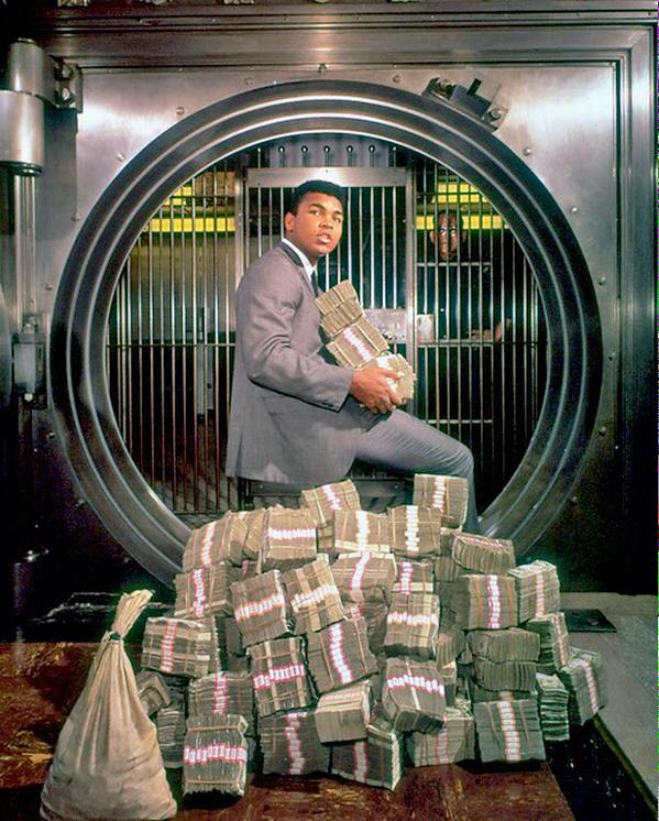 IPhillips79's tweet photo. #MuhammaAli in a shot for the cover of Sports Illustrated magazine in 1964.
#Legend #Iconic #Trailblazer https://t.co/uxdYNIIDUc