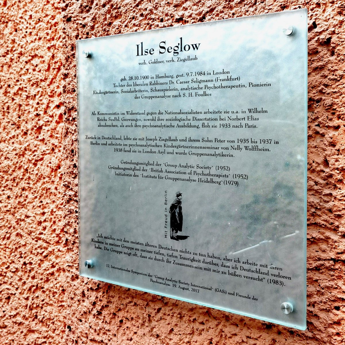 Stift_und_Bogen's tweet photo. Duisburger Straße 2. Erinnerung an Ilse #Seglow (geb. 1900, gest. 1984 (#otd)), Pionierin der Psychotherapie, unter dem Naziterror im Widerstand und zum Abbruch ihrer Doktorarbeit gezwungen, im Jahr 1933 nach Paris geflohen und im Jahr 1937 nach London ausgewandert.
#Berlin https://t.co/zgGJ9f48Y4